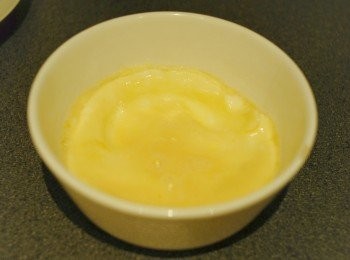 step2: 放入微波爐，用最大火力加熱15秒，然後拿出，用叉再攪拌一下