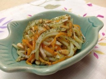 step4: 撒上松子（先烤香或小火慢炒）、洋香菜