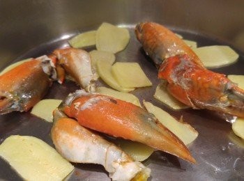 step7: 蟹蚶約焗3分鐘, 但中途需炒一炒再蓋蓋。