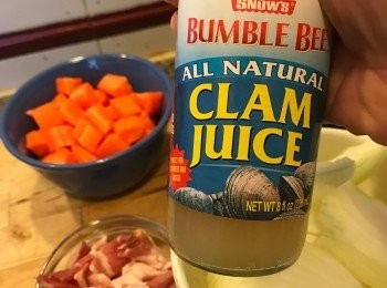 step2: Clam juice 是煮這款湯的靈魂材料, 可以在超級市場買到clam juice.