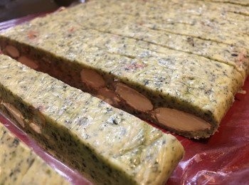 step9: 雪硬後將鳥結糖切條。