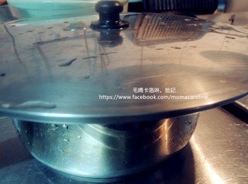 step3: 蛤蜊們喜歡比較暗、安靜的環境，處理之後蓋上鍋蓋靜置不要去打擾他們喔