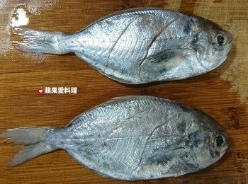 step1: 在魚身斜刀劃兩刀後，灑鹽，拍一拍（兩面都要）。