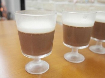 step10: 巧克力凍凝固後將剛剛備用的牛奶液慢慢的倒在表層~~然後放入冷層冰至完全凝固即完成囉!!