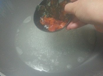 step3: 用200ml清雞湯煮滾.加入咸蛋黃及皮蛋先煮2分鐘