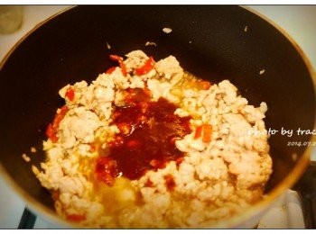 step5: 等肉變色後,加入豆瓣醬及其他事先調好的<span class="group_2">調味料</span>炒勻.