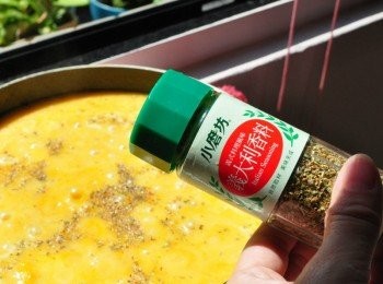 step8: 加入義大利香料及適量鹽巴攪拌，最後加些玉米水略芶芡