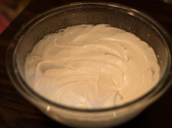 step12: 蛋白糖霜製作：室溫蛋白15克用電動打蛋器打至起泡 ，一次過加入60克糖粉，低速稍為混合後加入0.25 茶匙檸檬汁及0.5 茶匙清水低速打至混合，再轉高速打大約3分鐘直至混合及有光澤。完成後分份加入食用色素調較至想要之顏色