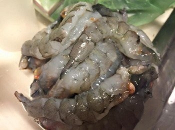 step1: 白大蝦開背去腸泥，用酒及少許鹽抓醃30分鐘(可放入冰箱讓酒入味)，並利用這段時間切蔥白、蔥綠、蒜末及薑末。