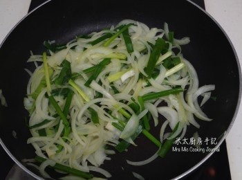 step7: 用2茶匙起鑊，放入蔥段、洋蔥和鹽拌炒至洋蔥軟身，把材料倒入大盤中。