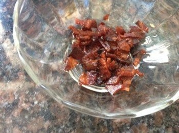 step1: 將煙肉切粒，然而放進焗爐以150 度焗約 15-18 分鐘至乾身。