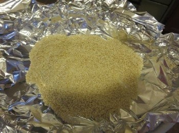 step1: 芝麻用摄氏180度焗香5-7分钟。