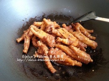 step5: 原鑊爆香豆豉及辣椒粒 , 將之前的鳳爪回鑊兜勻