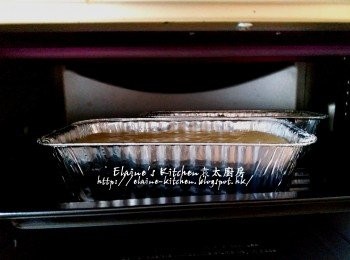 step6: 放入焗爐中間位置 , 用150C上下火焗30分鐘後 , 見蛋糕經已脹起