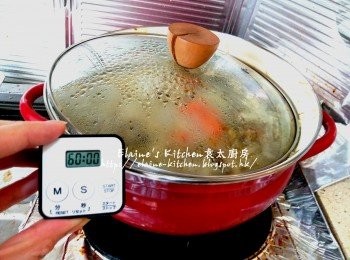 step4: 繼續用中火煲15分鐘 , 再蓋上蓋轉慢火煲1小時