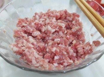 step1: 將豬絞肉用醃料醃一下~~抓一下唷^^ (我的絞肉量是一整盒...有點過多!!!哈哈~~)