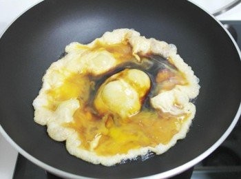 step2: 鍋中倒入2大匙的油~~ 熱油之後將打勻的雞蛋液倒入~~~會澎澎的這樣!! 然後一直炒它!!!像炒蛋那樣~~~