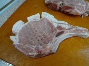 step2: 豬扒解凍， 抹乾， 用鬆肉鎚鎚鬆兩面, 把脂肪邊位切斷， 否則煎時會卷起。***(（用新鮮的豬扒更好）