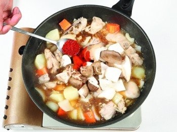 step6: 放入香菇、杏鮑菇、粗辣椒粉、細辣椒粉等拌勻。