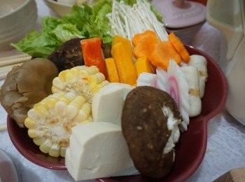 step4: 加入洋蔥絲, 及其他材料, bruno開大火煮滾