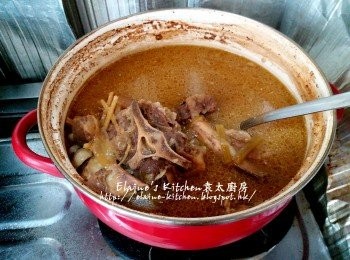 step9: 最後加入椰漿拌勻熄火焗30分鐘 , 盛起面上油份去掉即可