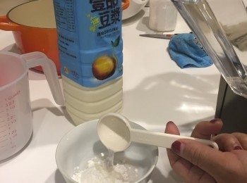 step1: 先將石膏粉和粟粉倒入碗中，再加水