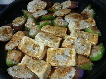 step6: 將所有以煎好的材料放入平底鑊,倒入照燒汁,煮滾照燒汁即可