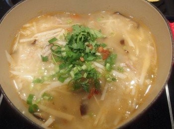 step7: 熄火前撒上蔥花/香菜/芹菜末,還有美味的油蔥酥。