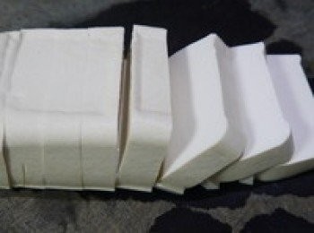 step2: 拿出豆腐，使用餐巾紙擦乾豆腐對等切塊，再一分為二、再為四，切出美麗的豆腐。