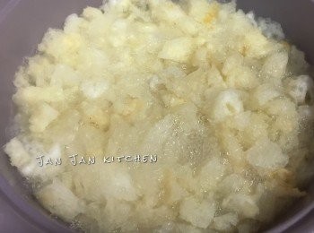 step2: 用1茶匙油爆香薑片，傾入清雞湯、水及魚肚煮滾後，將魚肚粒多煮5分鐘，加入粟米蓉攪拌煮至滾起，用篩傾入馬蹄芡攪拌至羹狀，關火傾入蛋液即可，有需要可以少許鹽調味。享用前可加入少許胡椒粉就更為美味。