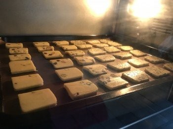 step6: 切0.5cm
太簿不好，太厚不脆口
170度10-15分鐘