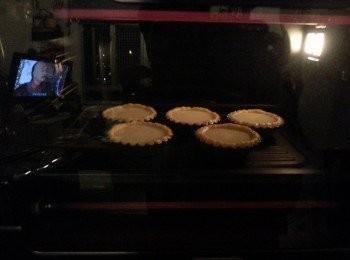 step10: 焗爐先預熱250度10分鐘,將蛋白撻放最下層,先用上下火焗約10分鐘,見到蛋白微脹起即打開焗爐門少許(約1吋,作用是降溫,令蛋白不會爆烈)
再焗到皮變金黃即可(每個爐溫不同,打開門空間亦有差異,所以是需目測)