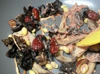 step10: 加入雲耳,金針兜勻,加入紅棗,銀杏,冬菇兜勻