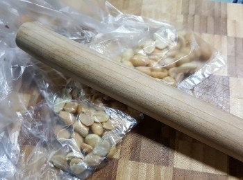 step5: 待花生灘凍後用袋起,用麵棍壓碎(不要太碎)