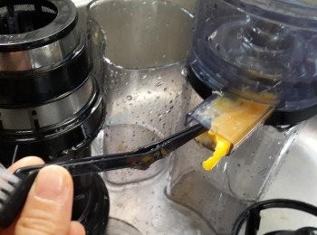 step5: 用Panasonic慢磨榨汁機 MJ-L500榨汁後，可以將主機連螺旋擠壓器一齊沖水，再用附送的刷子，刷子另一頭可以好快將主機內的殘渣整出，刷子刷走殘渣沖水就可以令主機洗乾淨，十分方便！