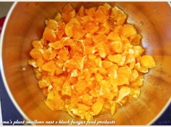 step2: 橘子去皮除籽後，用剪刀將果肉逐一剪成丁狀，放入鍋中。