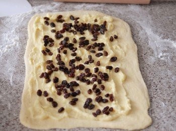 step3: 在麵糰上塗上卡士達醬，放上提子乾及灑上肉桂粉