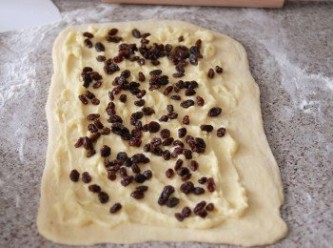 step3: 在麵糰上塗上卡士達醬，放上提子乾及灑上肉桂粉
