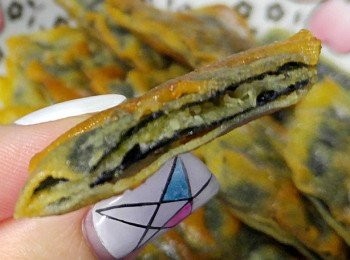 step3: 切方塊。。。 中火炸至金黃。。。取出ㄧ會。。。再翻炸至香脆即可!