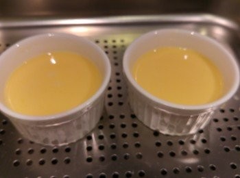 step2: 將鮮奶蛋液過濾一次後倒入焗杯內,需要將氣泡消除,用蒸爐或明火蒸15分鐘。
