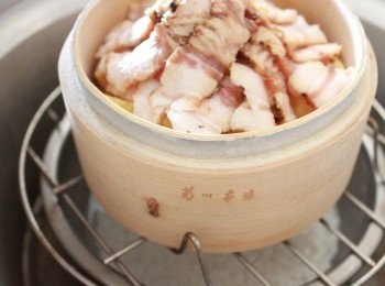 step3: 電鍋外鍋水ㄧ米杯。下面煮飯，飯上面架個腳架，放上蒸籠。蓋上鍋蓋，開始蒸。