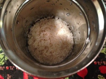 step3: 將水倒出，再加入熱水超過米面3/4指節的高度。