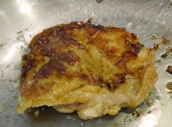 step6: *不鏽鋼鍋中放入少許油，雞腿肉沾太白粉，油熱下雞腿肉乾煎。 *雞皮煎焦脆後就容易翻面。