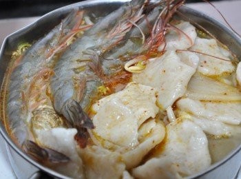 step13: 最後將鮮蝦及麵疙瘩一起放入鍋中煮滾約10分鐘即可