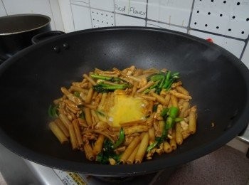 step3: 在鑊中央騰出一個空位,  再倒入蛋液， 待蛋液開始凝固時快手兜炒便完成。