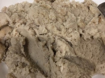 step1: 芋泥做法：
先將芋頭切皮切成塊大火蒸20分鐘，蒸至用牙籤易入的狀態。
用义壓成泥狀，再加入其他材料如牛油、奶粉和糖。