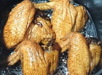 step3: 預熱Airfryer 160度3分鐘，或焗爐 180度。將雞全翼放入氣炸內鍋中，Airfry 160度12-15分鐘或放入焗爐180度每一面焗8-10分鐘（共16-20分鐘）便可。
