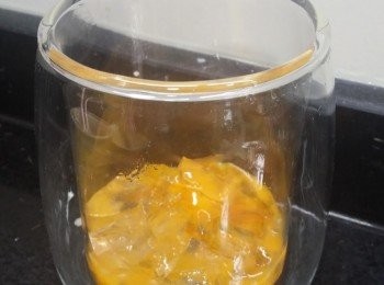 step4: 預備茶杯，放1-1.5湯匙，加蜜糖及蒟蒻粒粒