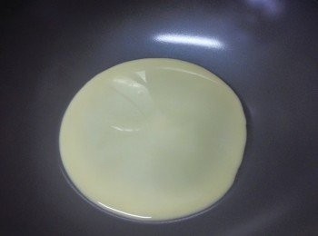 step4: 用平底易潔鑊，較細火，不放油，倒一勺麵糊倒入鑊中，迅速灘平，一面煎好以後翻面煎.(小心煎燶,見有煙熄火反轉再煎)