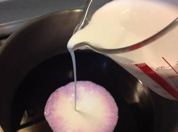 step3: 之後加入椰奶攪勻就熄火